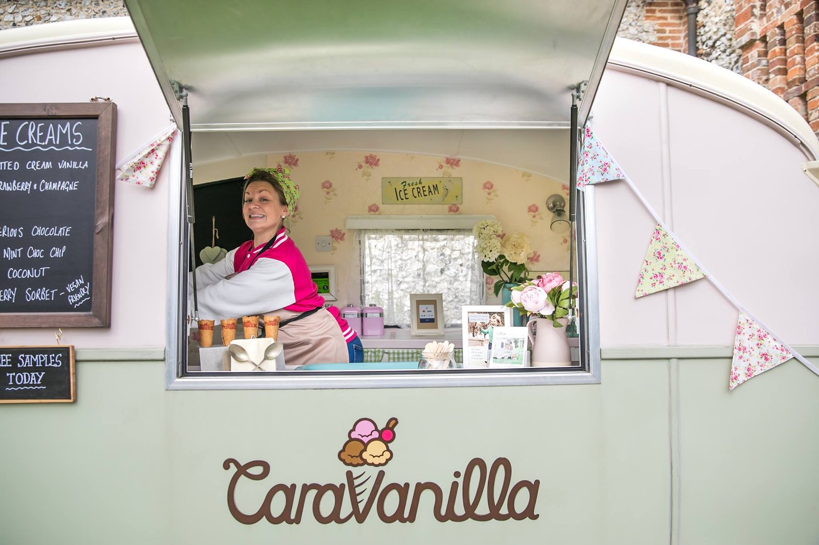 Caravanilla vintage ice cream caravan at and event